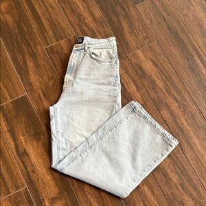 BDG/UO Women's Light blue wash High and Wide size 28 jeans